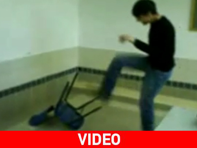 Τι θα κάνει με την καρέκλα ανάποδα;